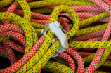红绳项链编法(DIY红绳项链编法教程，仅需10分钟，让你与众不同！)